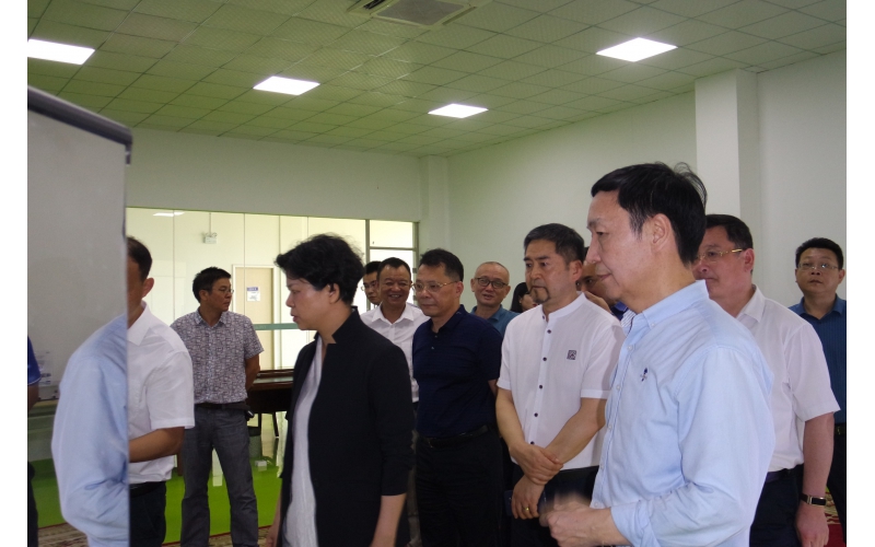 市委副書記、市長(zhǎng)張迎春走訪智能制造企業(yè)，來我司調(diào)研，與我司高層領(lǐng)導(dǎo)親切會(huì)面。